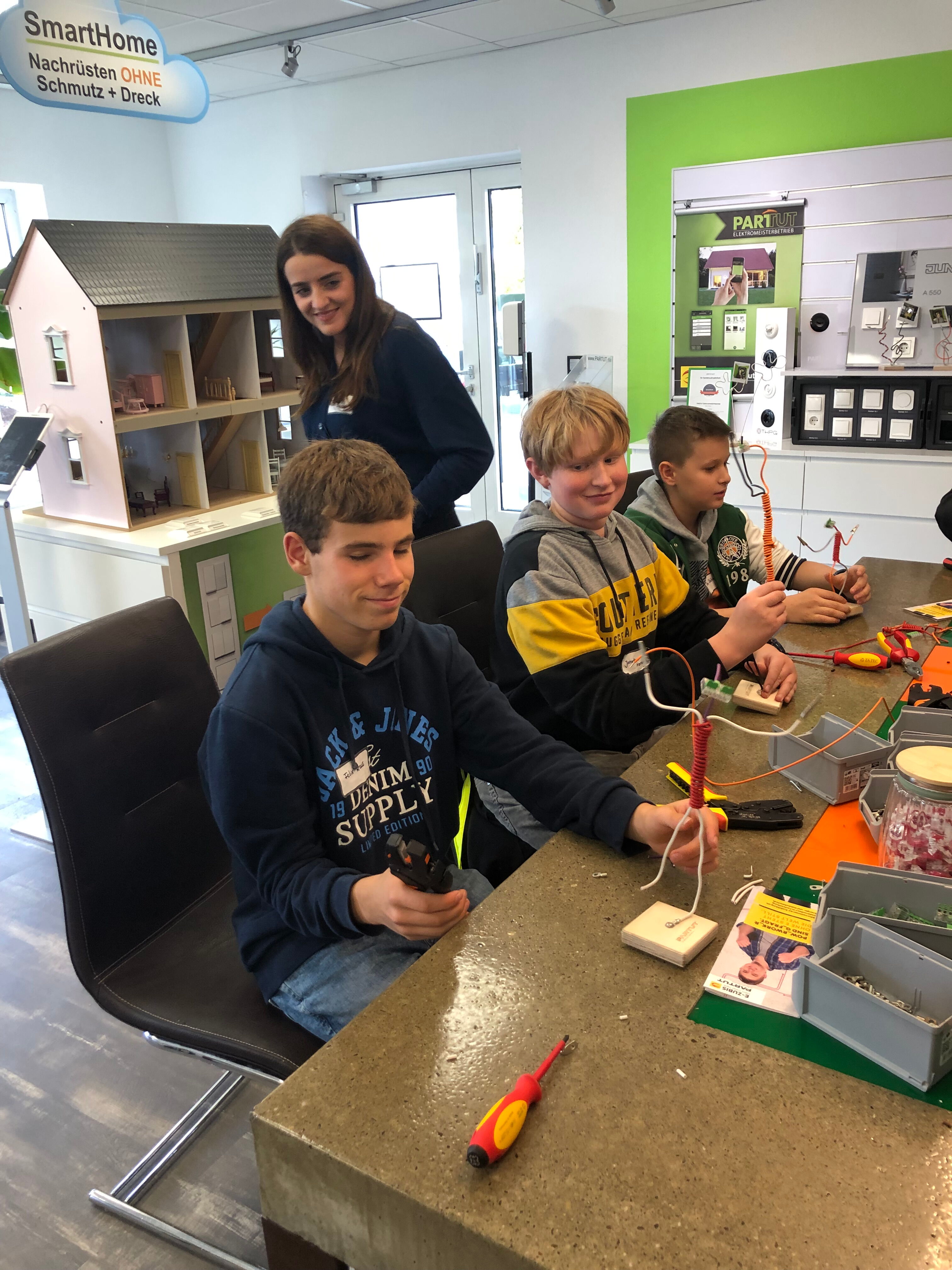Schüler des IKGs arbeiten handwerklich